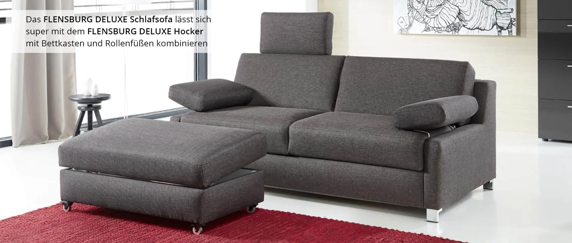 Passt perfekt zusammen: Das FLENSBURG DELUXE Schlafsofa und der FLENSBURG DELUXE Hocker