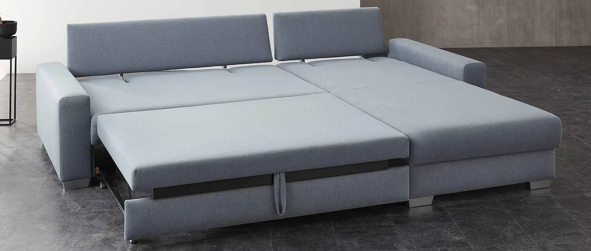 Je nach Wahl bietet das FRANKFURT DELUXE ein Gästebett für 2-3 Personen - hier ca. 140x200 cm Bett + Liegefläche Longchair ca. 95x200 cm