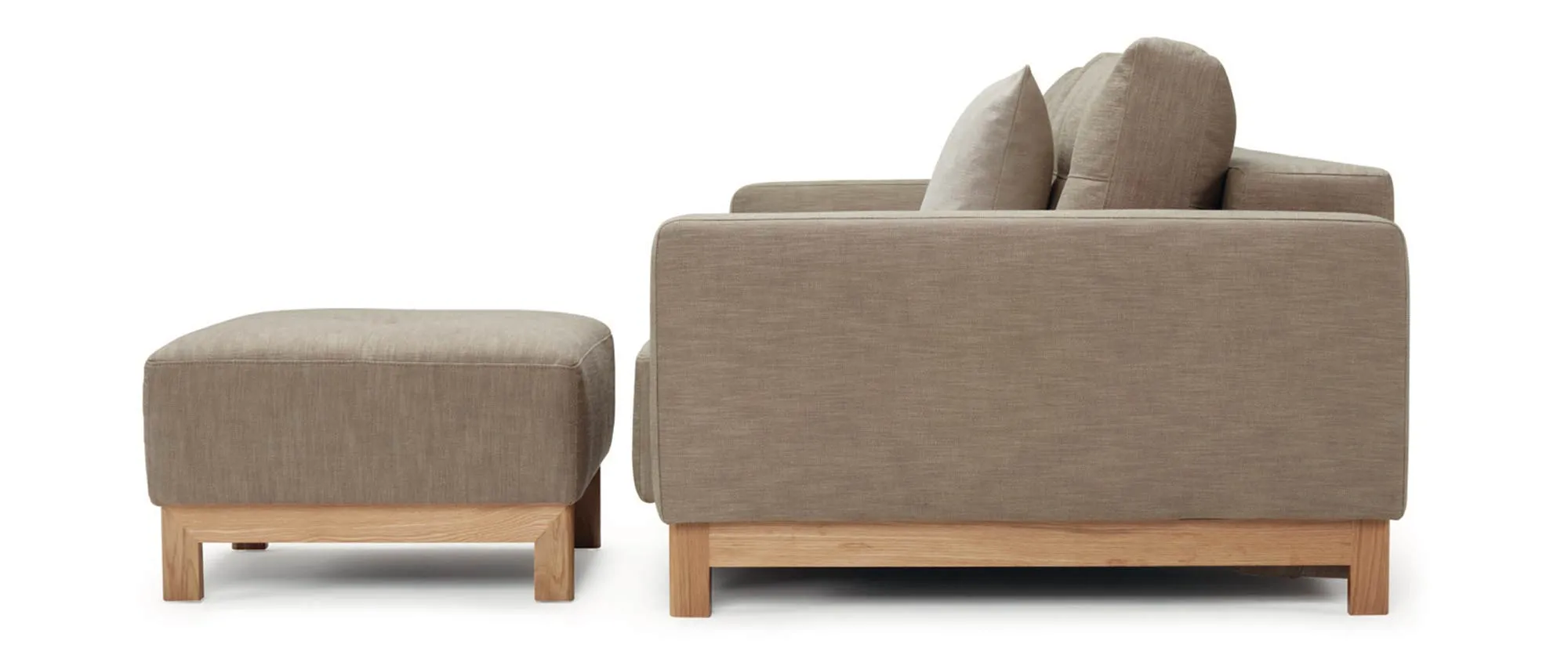 Der PYXIS DELUXE EXCESS Hocker zusammen mit dem passenden Schlafsofa von Innovation im Stoff Phobos Mocha (587)