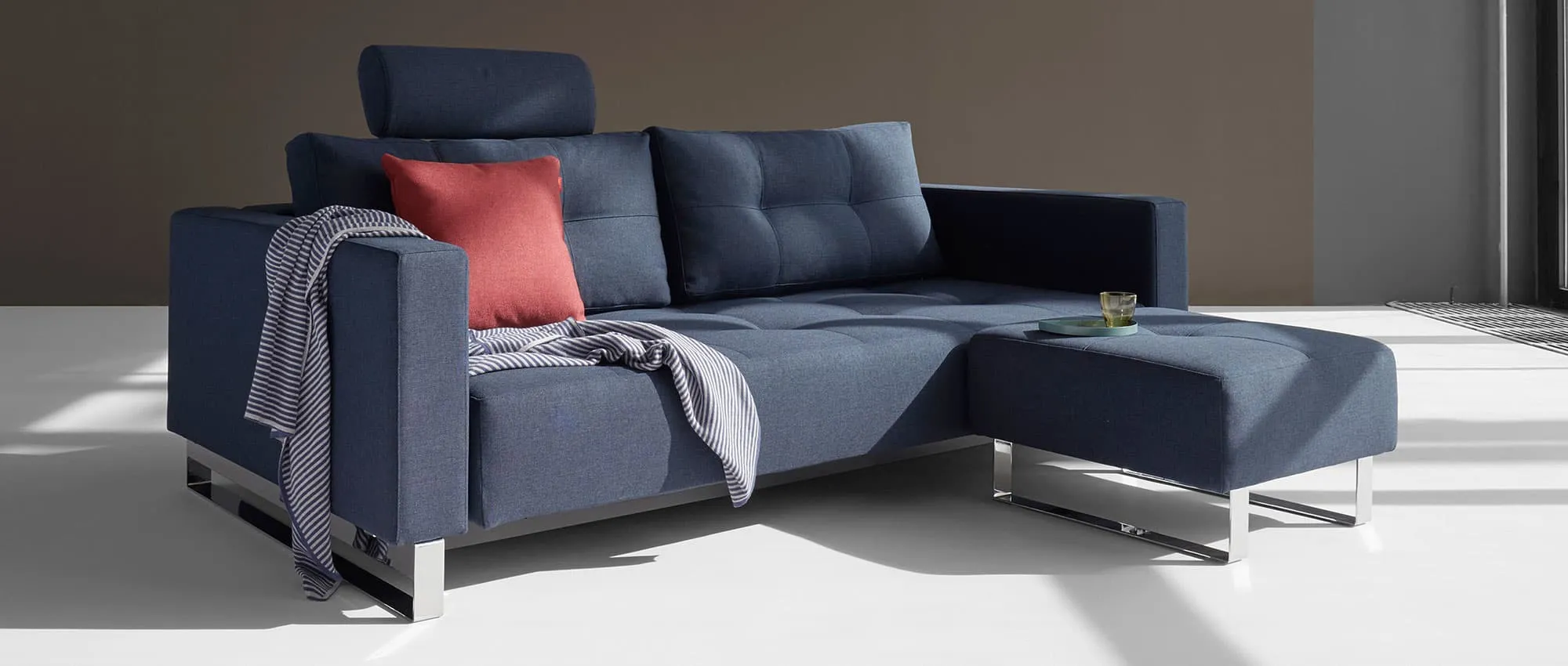 Mit seiner weichen Excess Taschenfederkern-Polsterung lädt der Hocker in Kombination mit dem Sofa CASSIUS DELUXE EXCESS zum Relaxen ein