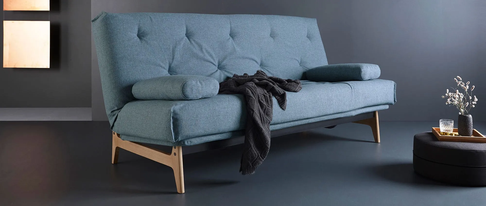 Zwei ELLIPSE Kissen als Armlehn-Kissen auf dem ASLAK Schlafsofa - Stoff Mixed Dance Light Blue (525)