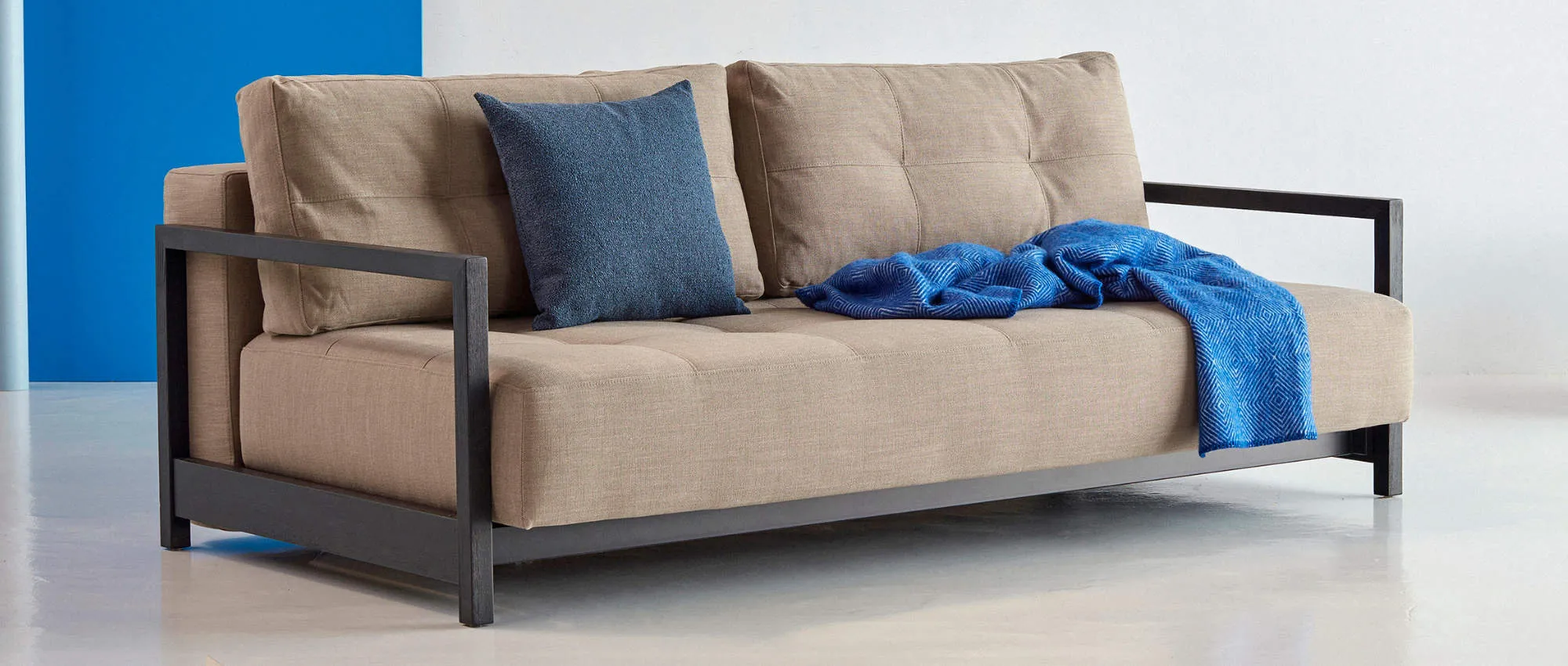 BIFROST Sofa mit DAPPER Kissen