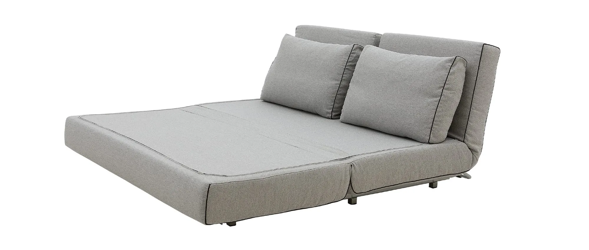 Die geteilte Rückenlehne des CITY Sofas ist mithilfe des Klickbeschlags unabhängig voneinander in mehreren Stufen einstellbar