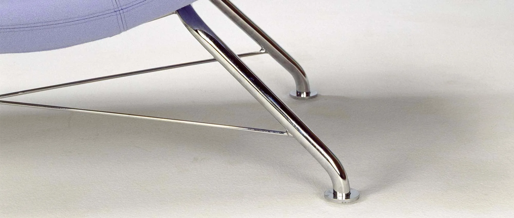 Relaxliege SENSE von Softline hier mit Chromgestell