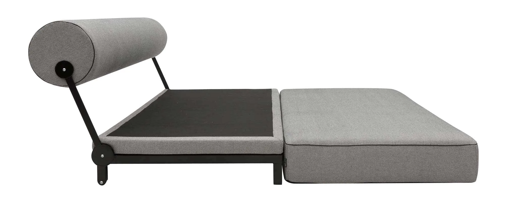 Als Doppelbett bietet das SLEEP Sofa von Softline auf einer Fläche von ca. 176x200 cm bis zu zwei Personen bequem Platz