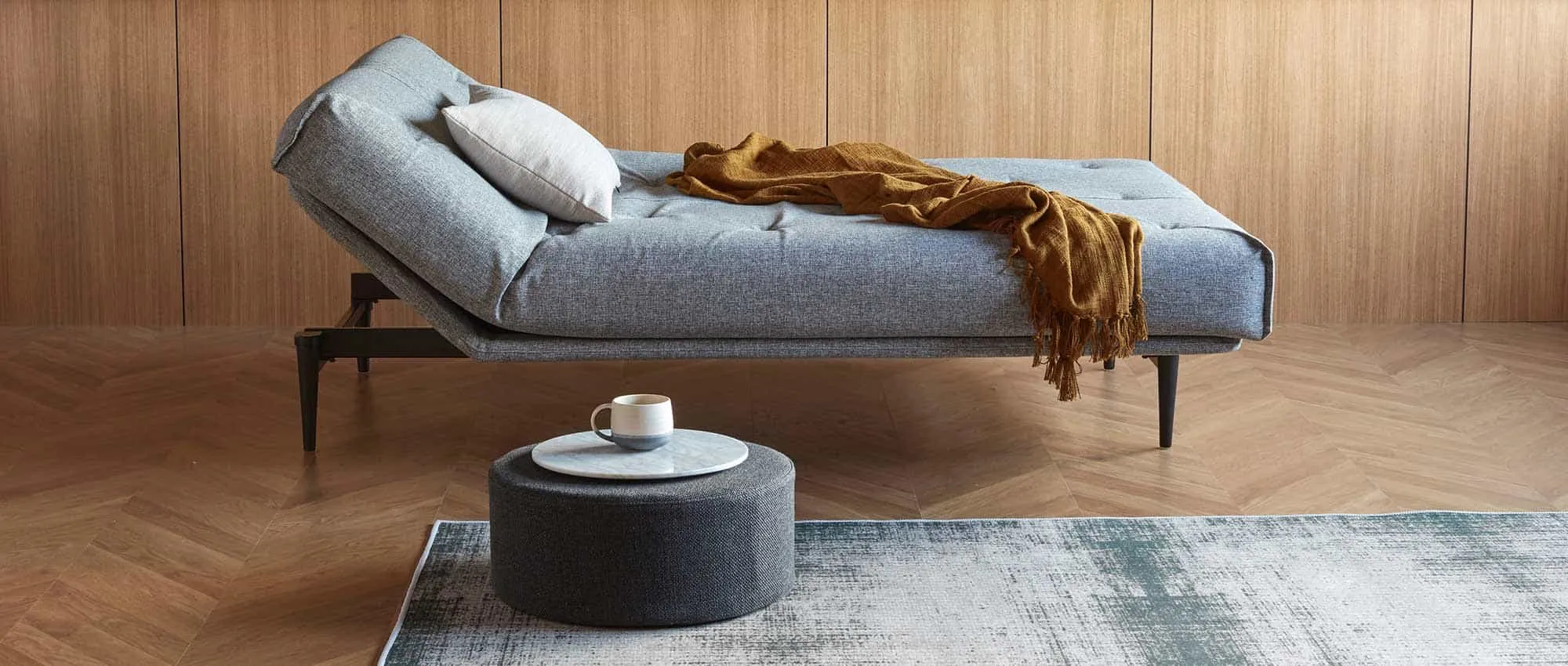 Der PAUKE Sitzhocker von Innovation kombiniert zum COLPUS Schlafsofa