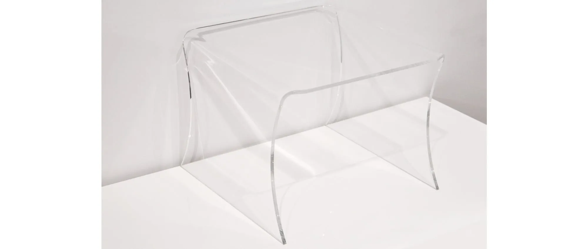 Der HAMBURG Beistelltisch aus Plexiglas mit eleganter, geschwungener Form