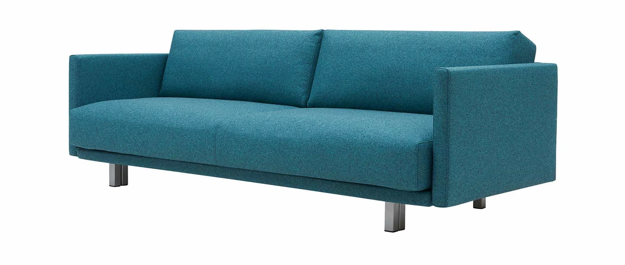 Das MEGHAN Schlafsofa von Softline mit aluminiumfarbigen Beinen