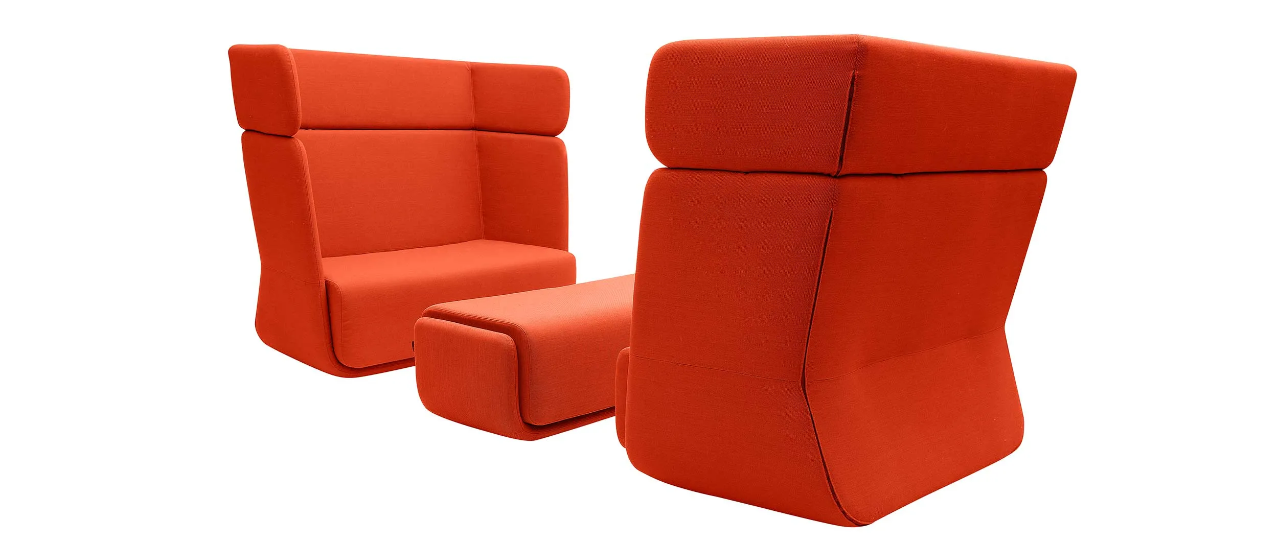 Aus zwei BASKET Sofas und einem BASKET Hocker wird eine gemütliche Sitzgruppe für z.B. Lobbys oder Wartebereiche