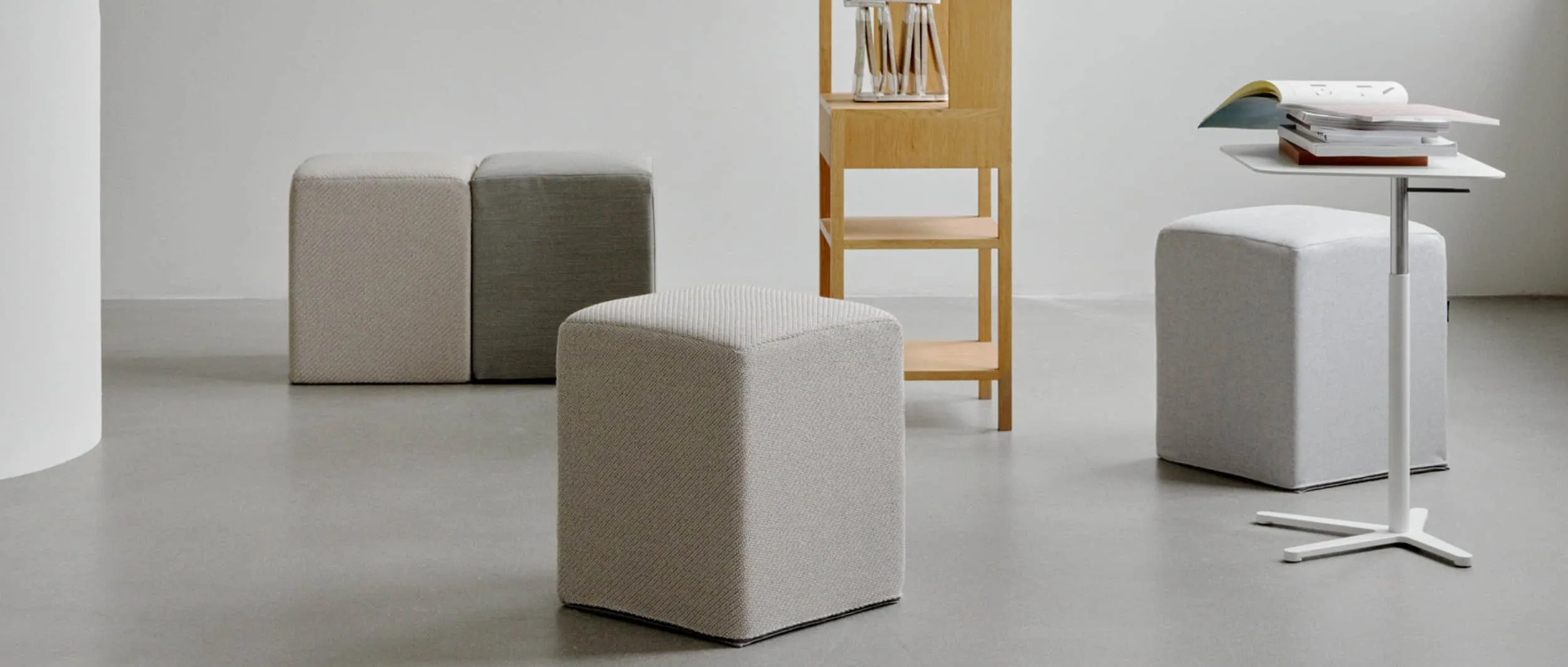 Der Sitzhocker POUF von Softline ist in verschiedenen Stoffen erhältlich und ist bestens geeignet, um die eigene Sitzlandschaft zu gestalten