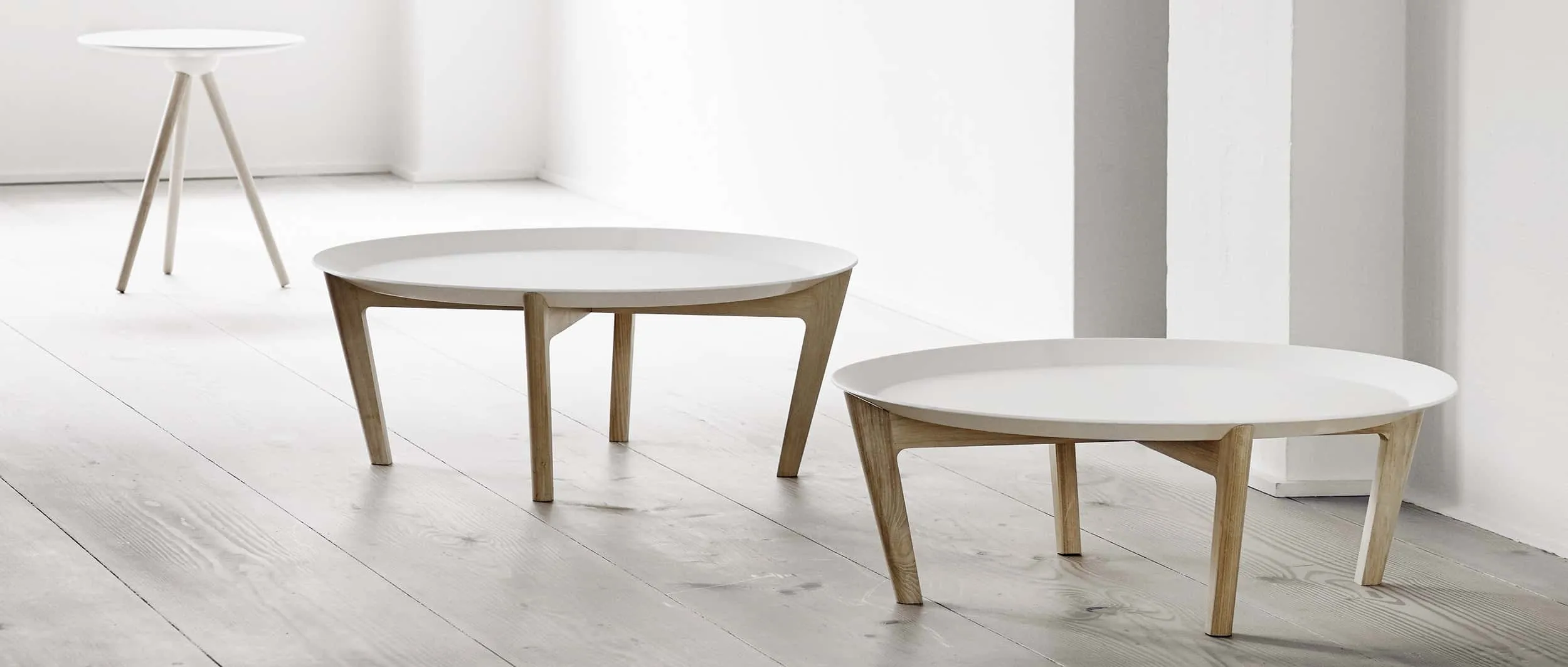 Links im Bild: CIRCOE Couchtisch von Softline