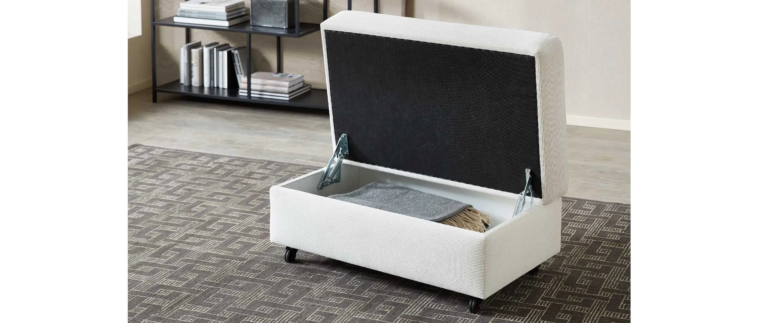 FREIBURG DELUXE Hocker in Cordstoff, mit Stauraum bietet zusätzlichen Platz