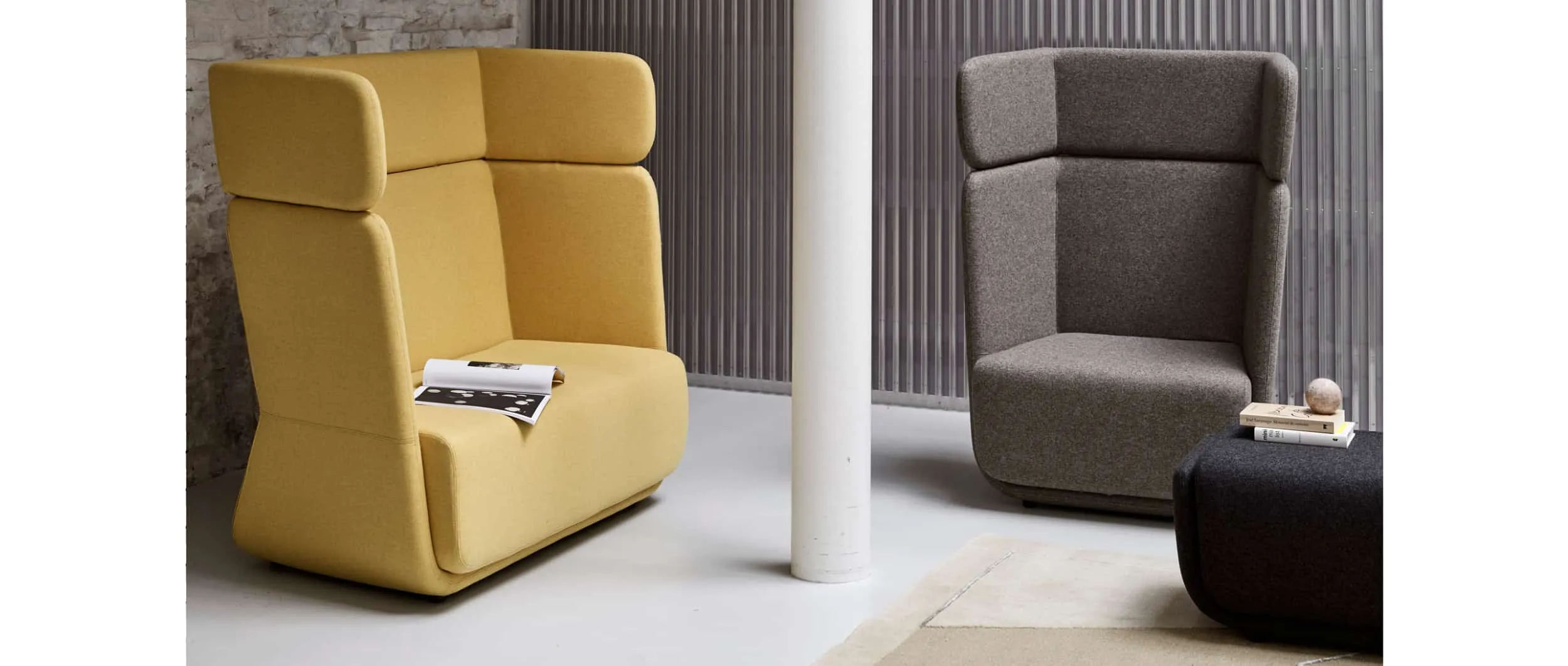 Mit dem BASKET lassen sich gemütliche Sitzecken einrichten - hier das Sofa und der Sessel mit hohen Rückenlehnen und der BASKET Hocker