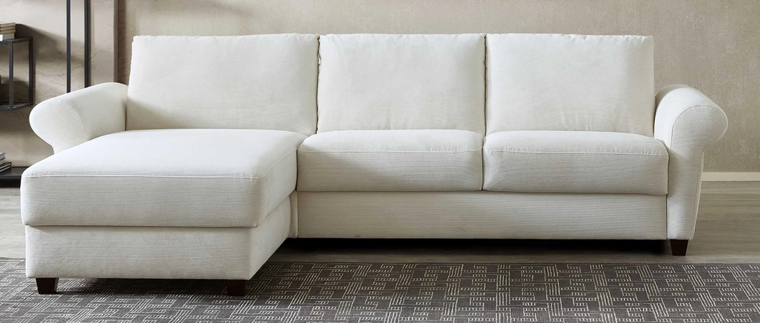 Das FREIBURG DELUXE Eckschlafsofa mit Longchair im Landhausstil 