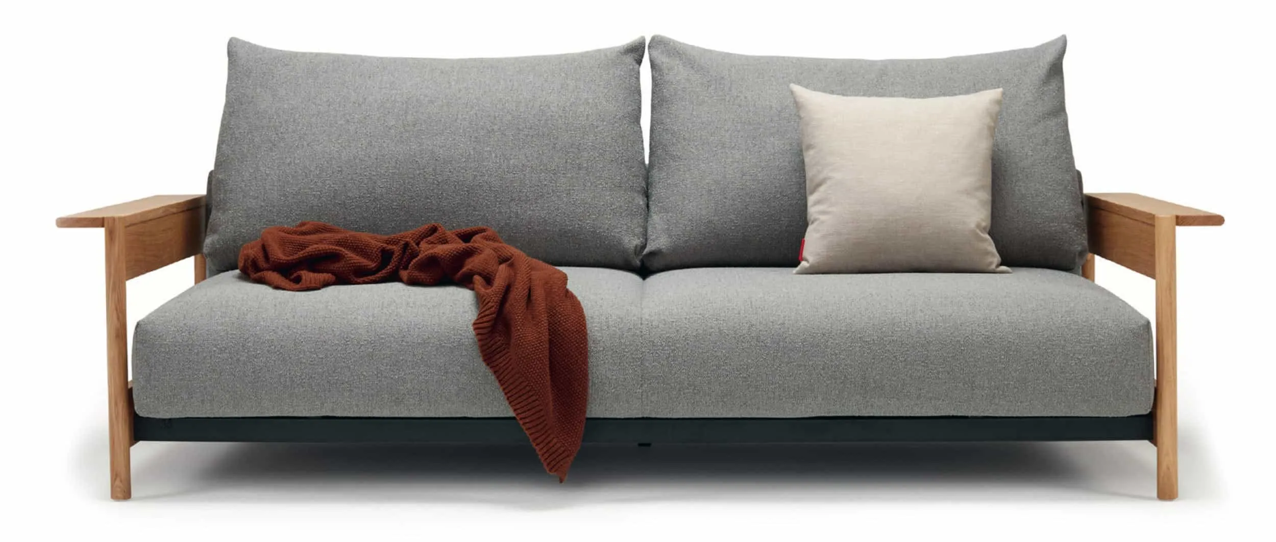 Die Holzarmlehnen aus Eiche geben dem Innovation Schlafsofa MALLOY WOOD ein skandinavisches Design
