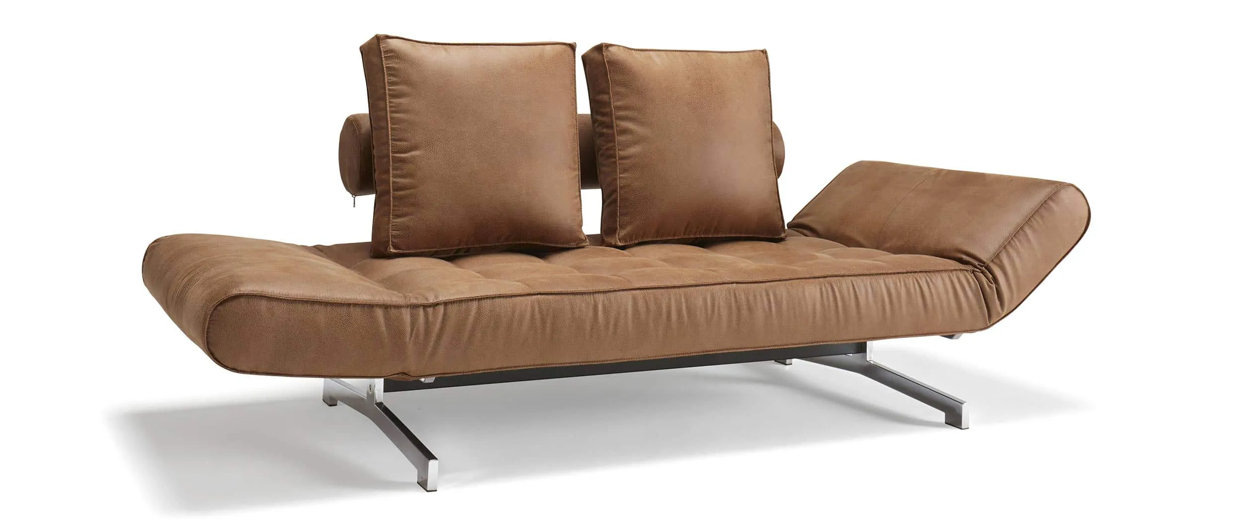 Das GHIA Schlafsofa von Innovation im Kunstleder Faunal Brown (551) mit Chrombeinen