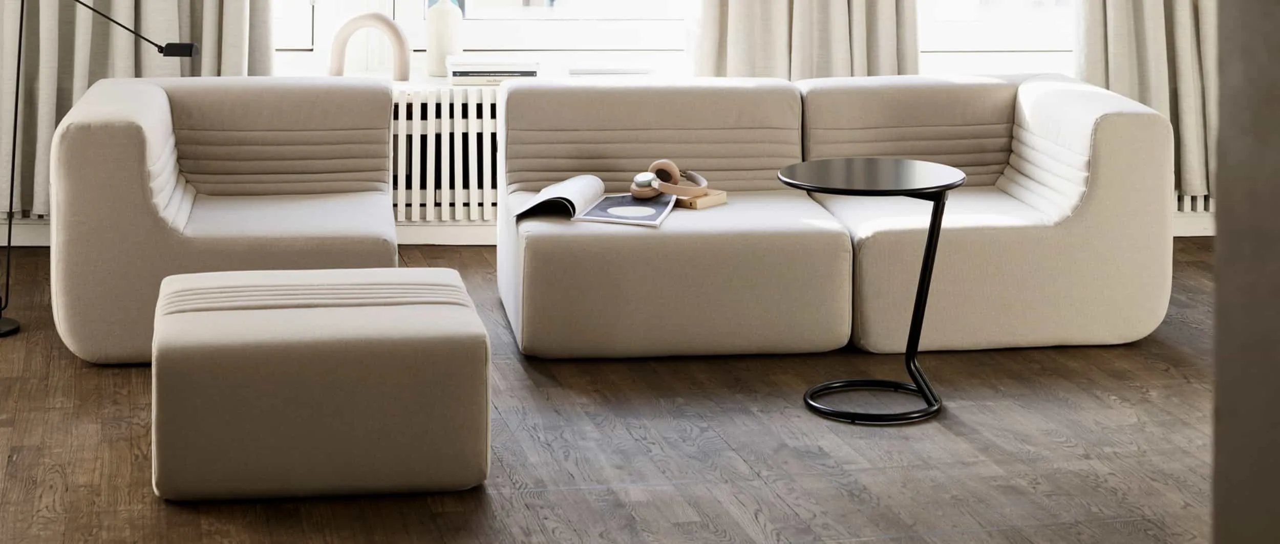 Die Elemente des LOFT Modulsofas von Softline können Sie immer wieder flexibel einsetzen - hier als lockere Sitzgruppe und dem Beistelltisch BOGGIE