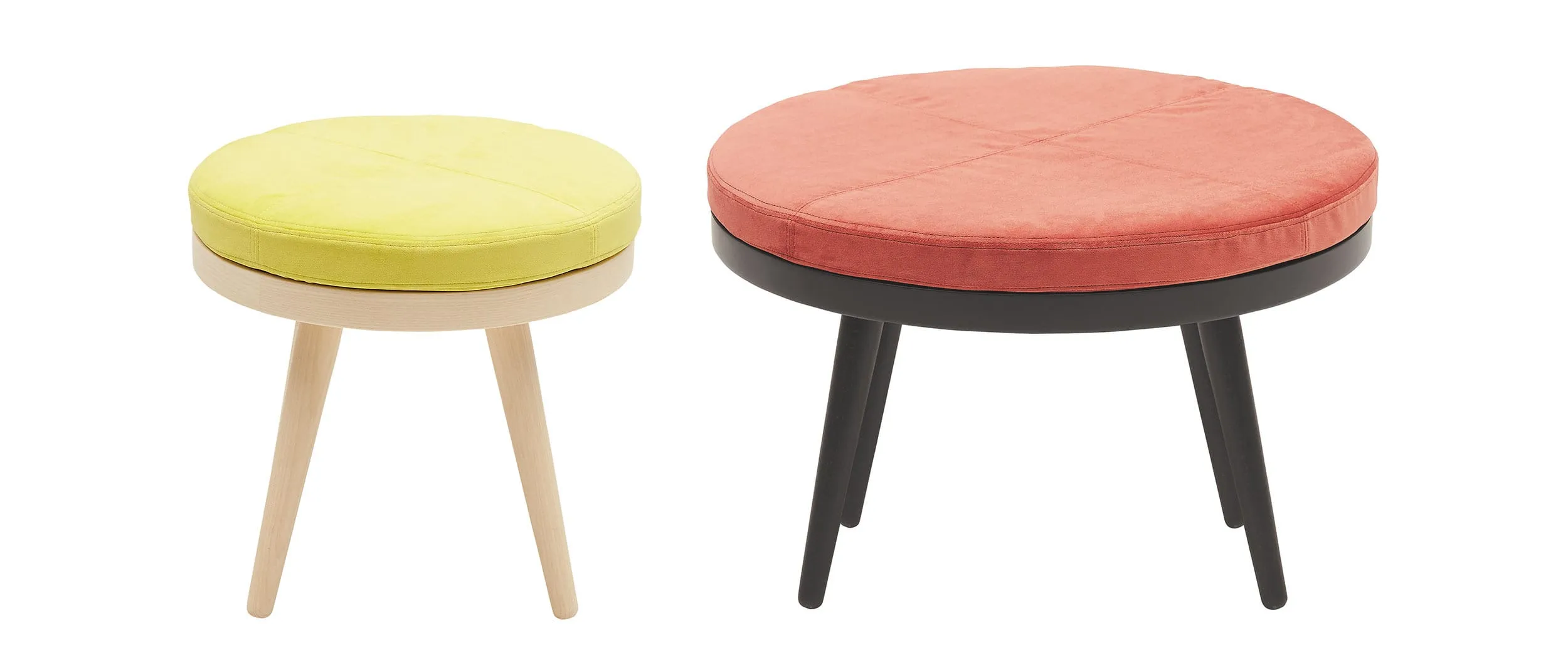 Hocker ALMA von Softline in "klein" in hellem Eschenholz (links) und in "groß" schwarz lackiert (rechts)