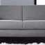 Das HAMBURG DELUXE Schlafsofa mit breiten Armlehnen und grauem Stoffbezug