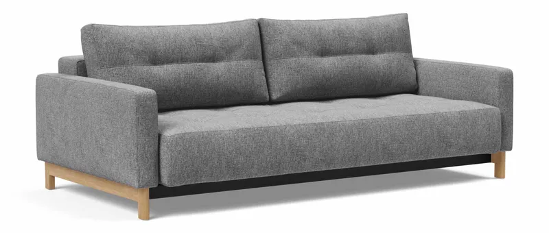 Das PYXIS DELUXE EXCESS LOUNGER Schlafsofa von Innovation mit hellen Holzfüßen aus Eiche im Stoff Twist Charcoal (563)