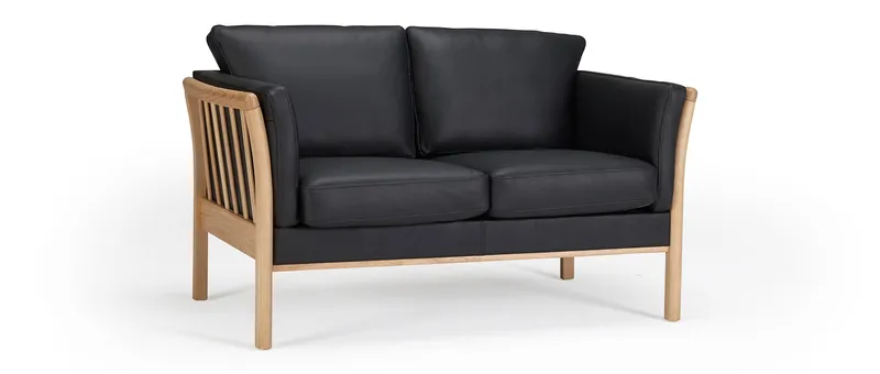 Das STOCKHOLM 2-Sitzer Sofa in Echtleder - Schwarz (920) mit Armlehnen aus lackiertem Eichenholz