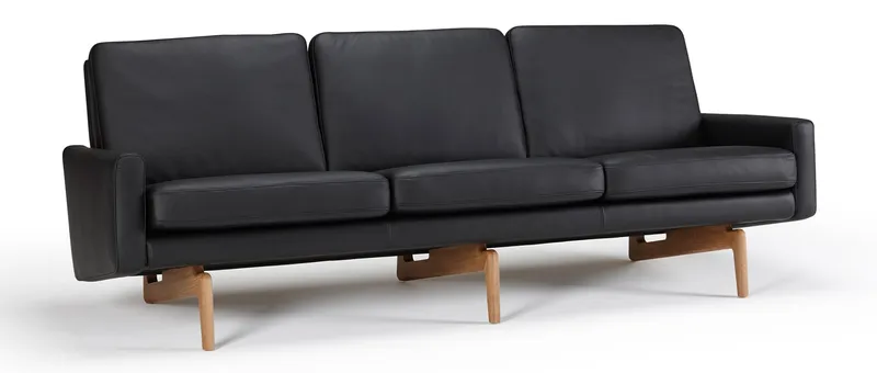 Das KOPENHAGEN 3-Sitzer Sofa in Echtleder - Black (920) mit Polsterarmlehnen und lackierten Holzfüßen aus Eiche