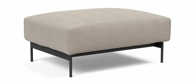 Der MALLOY Hocker von Innovation mit schwarzen Metallfüßen passt perfekt zum gleichnamigen Schlafsofa - hier Stoff Kenya Gravel (579)