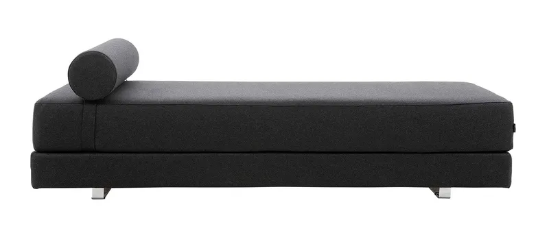 Das LUBI Daybed von Softline mit Chromkufen, Nackenrolle und mit großer Auswahl an Stoffen