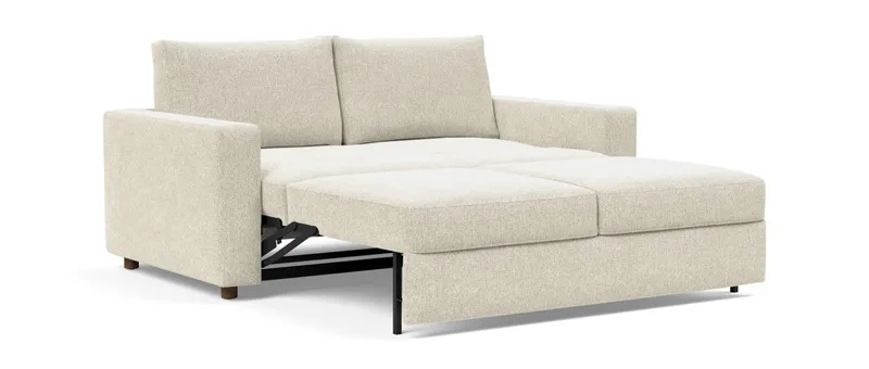 Platzieren Sie die Kissen an der festen Rückenlehne des NEAH Schlafsofas und legen Sie die Beine hoch