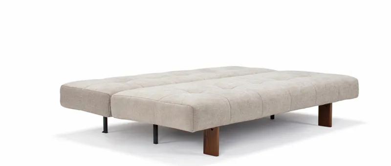 Innerhalb weniger Sekunden lässt sich das EILIS Schlafsofa von Innovation zum Bett umbauen