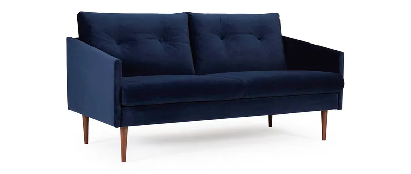 Das KARLSTAD Designer Sofa mit Polsterarmlehnen und Eichenholzfüßen dunkelbraun gebeizt
