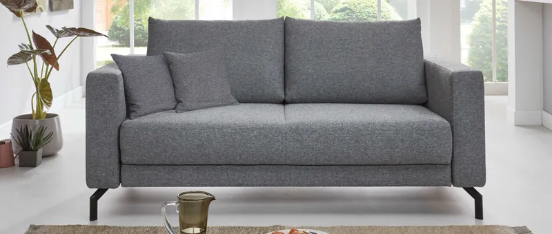 MANCHESTER DELUXE Schlafsofa mit schwarzen Metallfüßen und quadratischen Dekokissen (optional bestellbar)