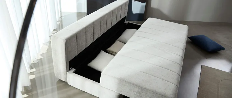 Der im AKELLO Sofa integrierte Bettkasten bietet viel Stauraum