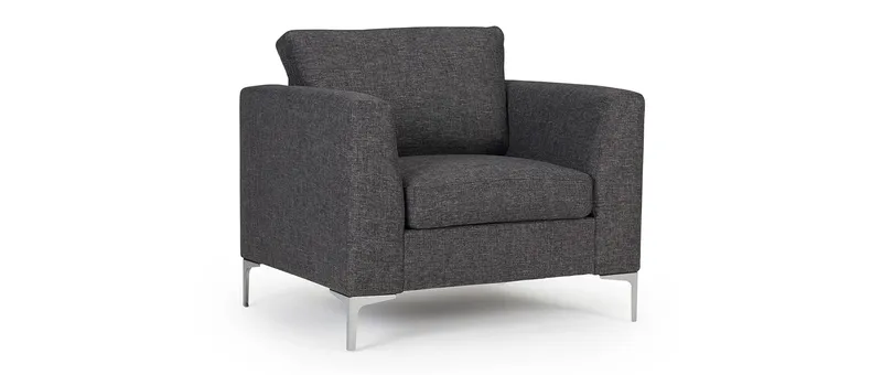 Der Designer Sessel TRELLEBORG mit Polsterarmlehnen und Chromfüßen