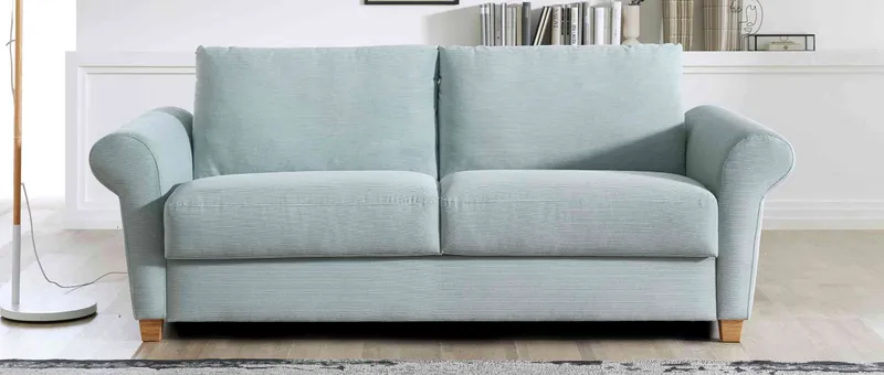 Das FREIBURG DELUXE Schlafsofa im Landhausstil und Schneckenarmlehnen