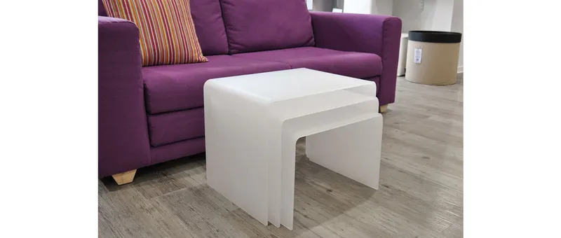 Der Beistelltisch MÜNCHEN besticht durch sein edles, weiß satiniertes Plexiglas