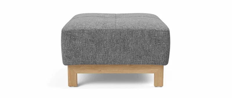 Der PYXIS DELUXE EXCESS Hocker mit hellen Holzfüßen aus Eiche im Stoff Twist Charcoal (563)