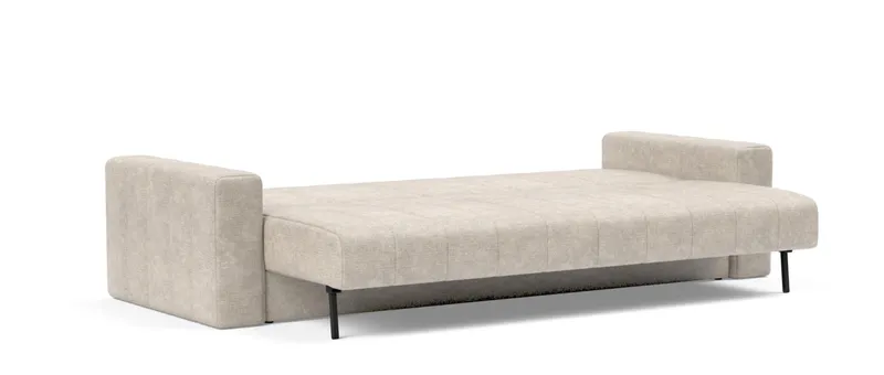 Ausgeklappt bietet das AKELLO Schlafsofa mit Armlehnen eine Liegefläche von ca. 140x200 cm