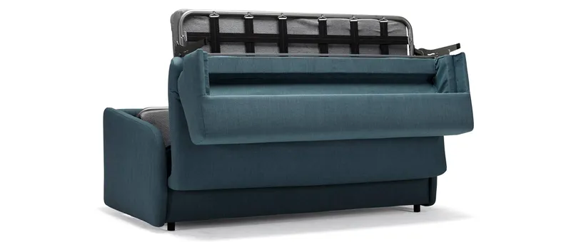 Um das KILLIAN Sofa in ein Bett zu verwandeln, muss die Rücken- und Sitzfläche umgeklappt werden - hier am Beispiel des EIVOR Schlafsofas