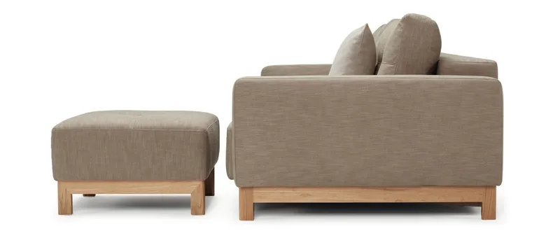 Der PYXIS DELUXE EXCESS Hocker zusammen mit dem passenden Schlafsofa von Innovation im Stoff Phobos Mocha (587)