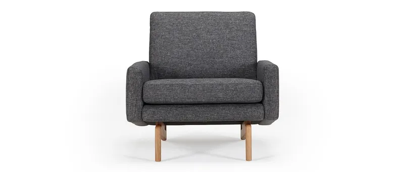 Der Designer Sessel KOPENHAGEN hat schön geformte Polsterarmlehnen und Holzfüße aus Eiche