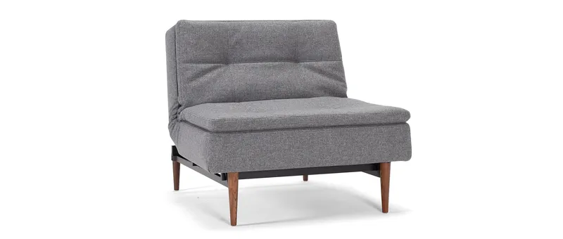Der DUBLEXO Sessel im Stoff Twist Charcoal (563) mit dunkelbraun gebeizten Styletto-Holzfüßen
