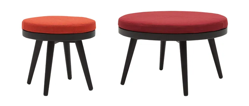 Kombinieren Sie ALMA Hocker in verschiedenen Größen und Farben für schöne Akzente