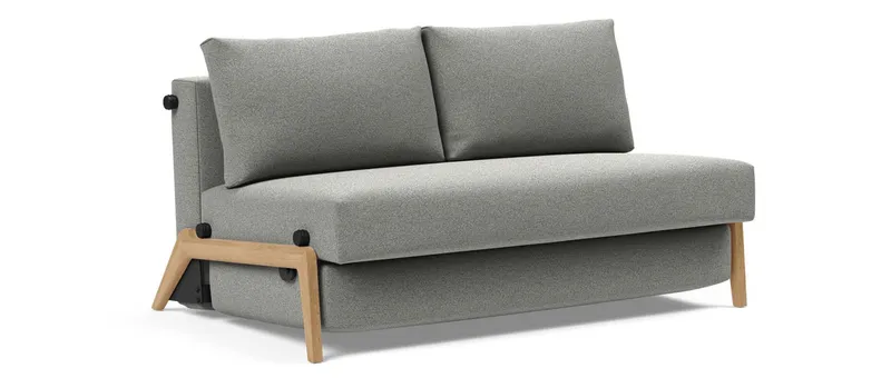 Schlafsofa CUBED DELUXE im Stoff Mahoga Dove Grey (853) und mit hellen Eichenholzfüßen