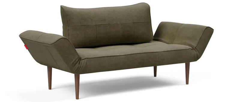 Das ZEAL Schlafsofa von Innovation im Stoff Cordufine Pine Green (316) mit dunklen Styletto-Holzbeinen