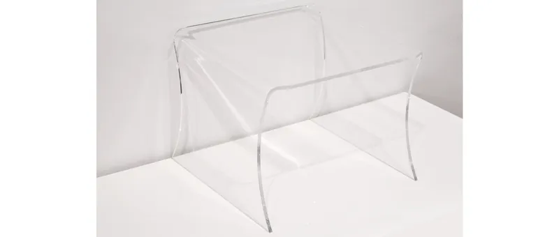 Der HAMBURG Beistelltisch aus Plexiglas mit eleganter, geschwungener Form