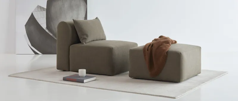 Der RUND Hocker passt perfekt zum Modulsofa aus der RUND Serie