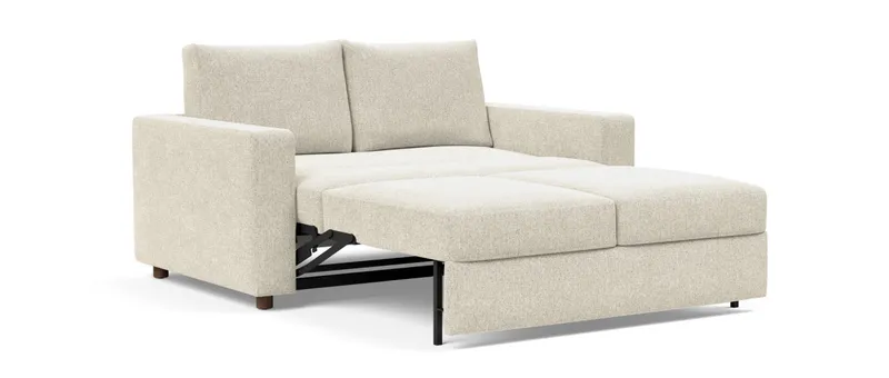 Platzieren Sie die Kissen an der Rückenlehne des NEAH Schlafsofas und machen Sie es sich gemütlich