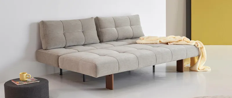 Das EILIS Schlafsofa von Innovation hat ein ästhetisch ansprechendes Design, das von den späten sechziger und frühen siebziger Jahren beeinflusst ist