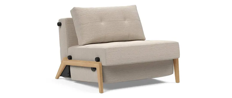 Der CUBED 02 Schlafsessel von Innovation im Stoff Blida Linen Sandgrau (612) und mit hellen Eichenholzfüßen
